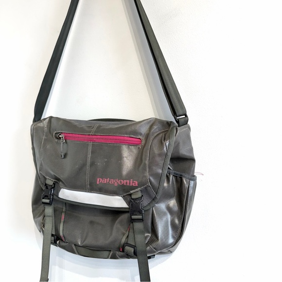 Patagonia Black Hole Mini Messenger 12L travel outdoors grey pink buckle closure - Picture 4 of 16